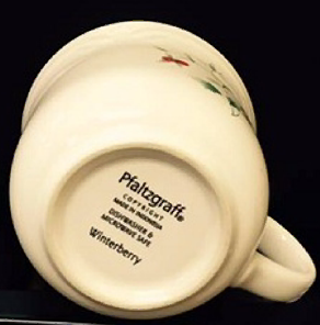 Pfaltzgraff标本显示了杯子的商标用途。 标本是一张照片，显示杯子底部印有商标。